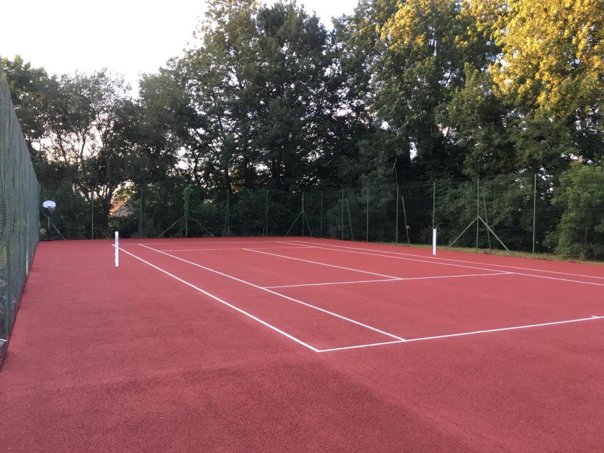 Gite Avec Tennis En Baie Du Mont Saint Michel A 15 Minutes De La Mer Les Chambres Εξωτερικό φωτογραφία